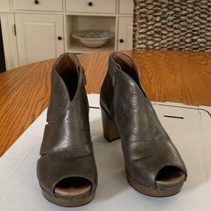 DELPHINA BLOCK HEEL BOOTIE IN AGED BRONZE METALLIC LEATHER Size